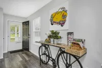 NEW! Beautiful Updated House w/ Fenced Backyard! - 4つ星