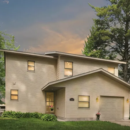 East Twin Lake House - 2 Minutes to Town