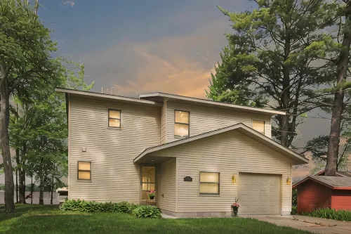East Twin Lake House - 2 Minutes to Town - WiFi