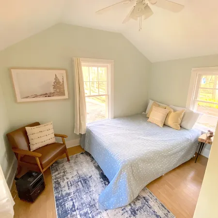Renovated cabin / beach access / 1+ acre of woods