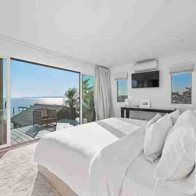Black Swan: Beachfront Home w/ Year-Round Jacuzzi Rooms