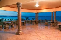 Fancy Resort Beach Hotel - parking