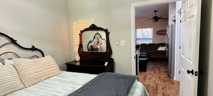 Lookout Guest House: One Bedroom Country Living Hotels in Erath County