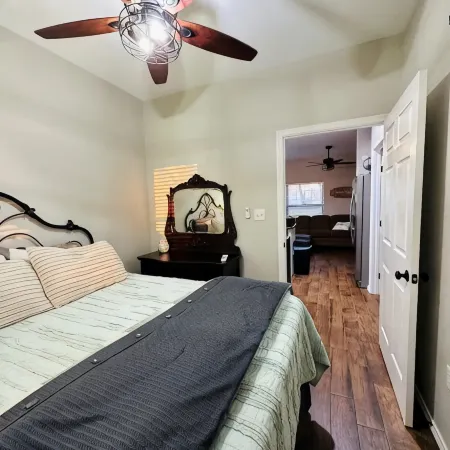Lookout Guest House: One Bedroom Country Living