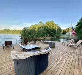 Massive Lakehouse - Infinity Pool, Hot Tubs, Dock, Firepit - 4 tähden