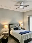 Beautiful & spacious home-gated community. Private yard w/salt water pool/spa. - 4-Sterne