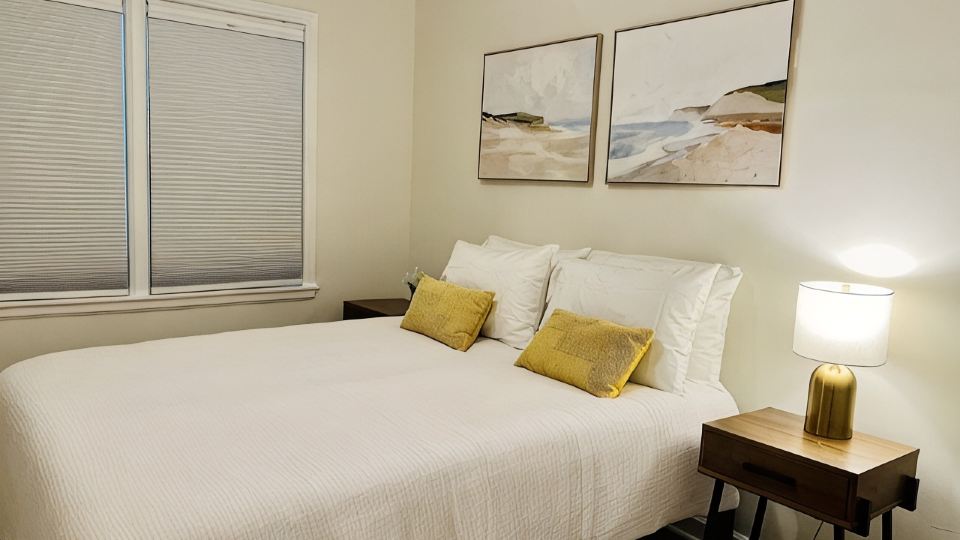Cozy 2 bedrooms in the heart of historic Linden Hills Neighborhood