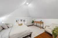 Luxurious + Spacious 3 BR In Midtown, LARGE backyard, Near food+Bar - balcony