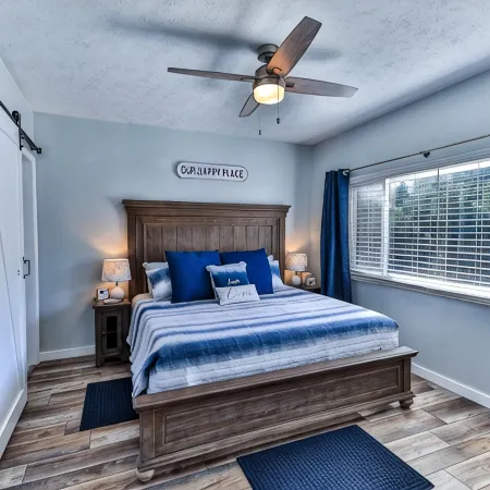 Waterfront Sleeps 6 w/private boat dock and heated pool.