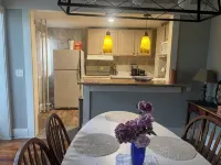 2-bedroom 19th centry Victorian apartment  Des Moines with AC, WiFi - 4-Star