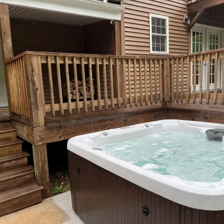 Roudy’s Retreat: Secluded Mountain Cabin with Hot Tub and Private Pond
