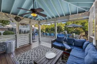 Lake Norman Luxury - Large Saltwater Pool, Dock & Boathouse - Sleeps 18 - Homestays
