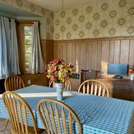 Charming Vintage Cottage in Skytop - Perfect for Intimate or Large Gatherings!