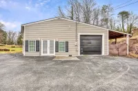 Beautiful Renovated Lake Cottage in SW County and only minutes from Downtown! - Gym