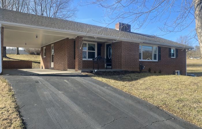 Newly renovated home! One block from Back of the Dragon-Close to downtown Marion