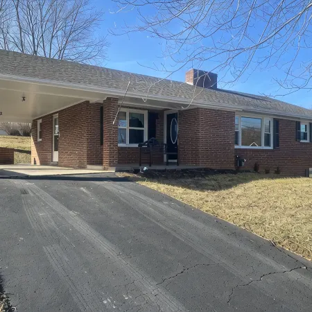 Newly renovated home! One block from Back of the Dragon-Close to downtown Marion