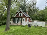 Tiny Red House near Lake Delavan - Wifi