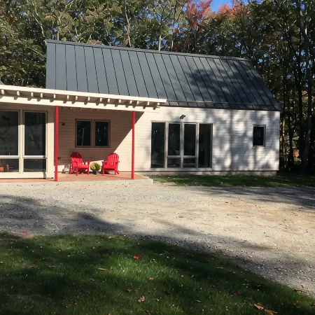 A second floor apartment with en-suite near UNE, Southern Maine beach’s.