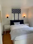 Walk to Town! Bike or Bus to Beach! Charming Cottage on Quiet, Private Lane - 2星級