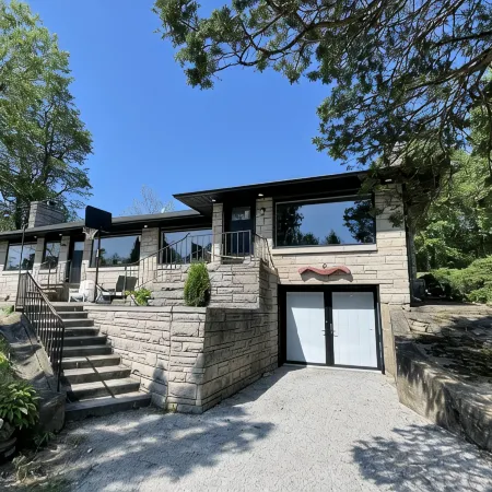 Newly renovated spacious private farmhouse 5 min from lake.