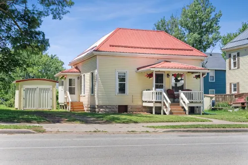 Cozy and charming. Your home away from home in the heart of Viroqua. - 3-Star