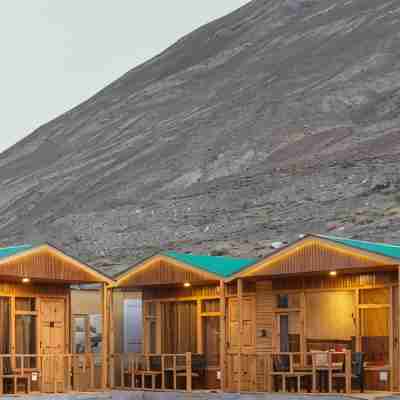Snow Pine Luxury Wooden Cottage Hotel Exterior