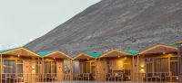 Snow Pine Luxury Wooden Cottage - parking