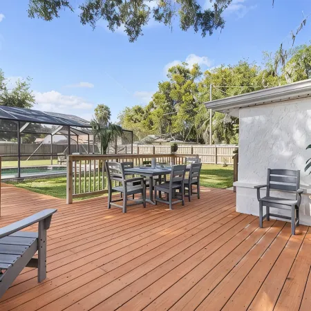 Pool, bbq & large backyard in charming downtown. Pet Friendly!