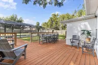 Pool, bbq & large backyard in charming downtown. Pet Friendly! - Boutique