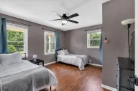 Cartersville Colonial Family-Friendly Retreat with Spacious Yard - Boutique