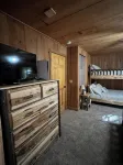 Cozy Cabin on Wooded Acre, Fire Pit, Games, Fully Equipped. Ucstr License#020096 - 부티크