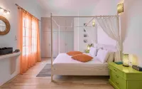 Eiriana Luxury Suites - Pools
