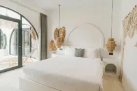 Bohemian Jogja Villas with Private Pool - parcheggio