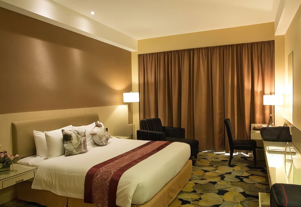 임페리얼 호텔 쿠칭의 실외 수영장