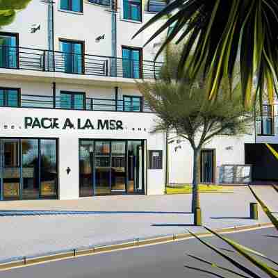 Hôtel Spa Face à la Mer Hotel Exterior