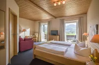 Alpenhof Landhotel Restaurant فنادق في Flintsbach