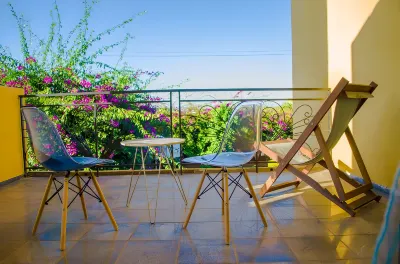 The White-Orange Bedroom with a Pleasant View Overlooking the Lake. Hotels in 