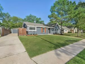 Cozy Updated 3 Bedroom Home Near IAH Airport