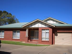 The Club Motel and Apartments