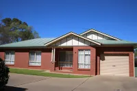 The Club Motel and Apartments Отели в г. Уогга-Уогга