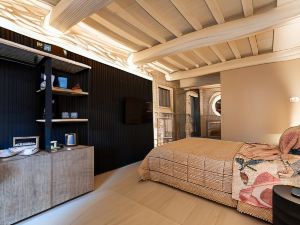 Forma Your Boutique Suite