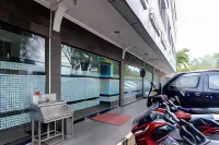 RedDoorz Premium at Hotel Ratu Residence Hotel di The Hok
