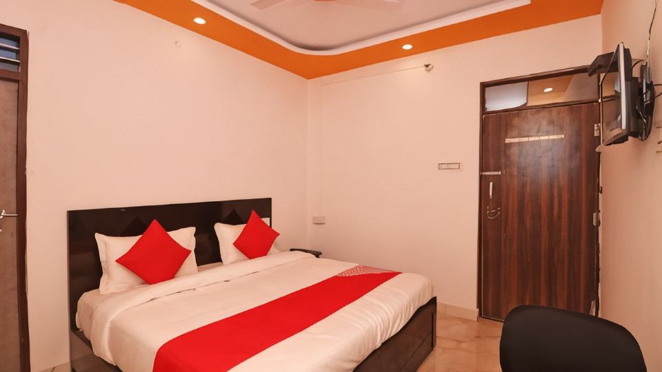 OYO 37918 Hotel Signature Inn