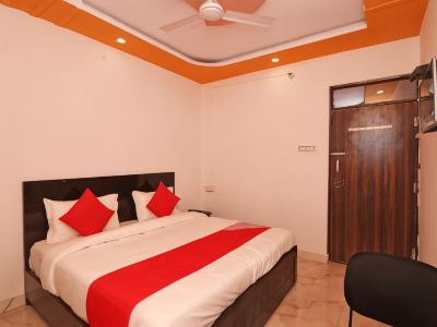 OYO 37918 Hotel Signature Inn