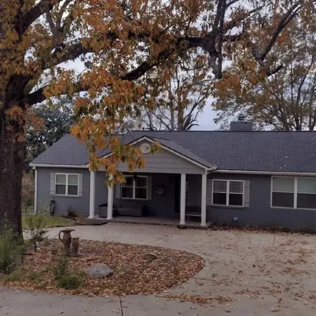 4-bedroom house in historic Vicksburg with AC, WiFi, Pet friendly.