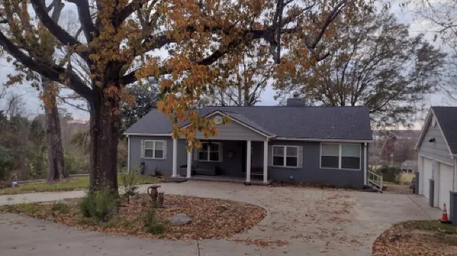 4-bedroom house in historic Vicksburg with AC, WiFi, Pet friendly.