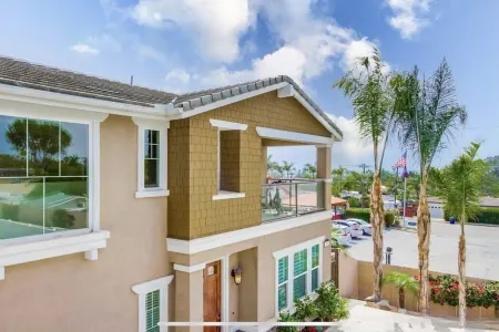 Cardiff 5 bedroom home w/pool &  gated driveway near beach