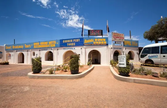 拉德卡澳洲地下汽車旅館