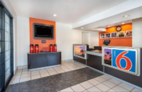 千橡樹南6號汽車旅館 紐伯裡公園住宿飯店