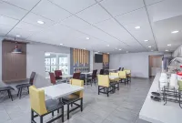 La Quinta Inn & Suites by Wyndham Lexington Park - Patuxent - breakfast